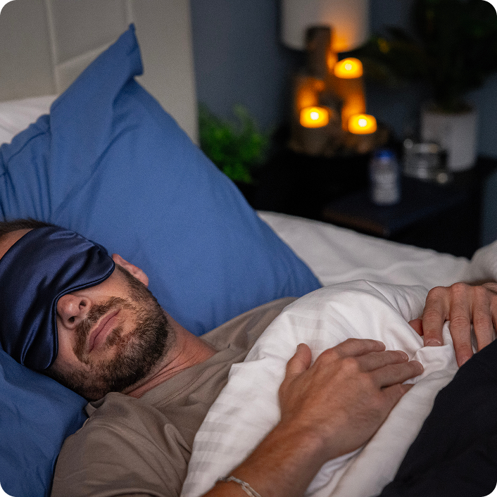 Hombre durmiendo con antifaz