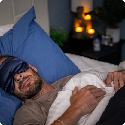 Hombre durmiendo con antifaz